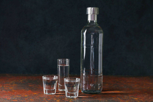 Garrafa e copos de vodka na mesa - Foto, Imagem