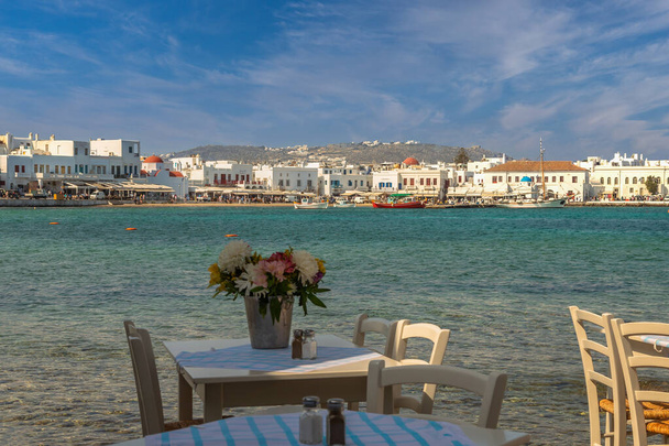Ladscape Exposição de Myknos restaurante na área de custo perto, em um dia ensolarado mostrando as belas vistas desta magnífica ilha. - Foto, Imagem