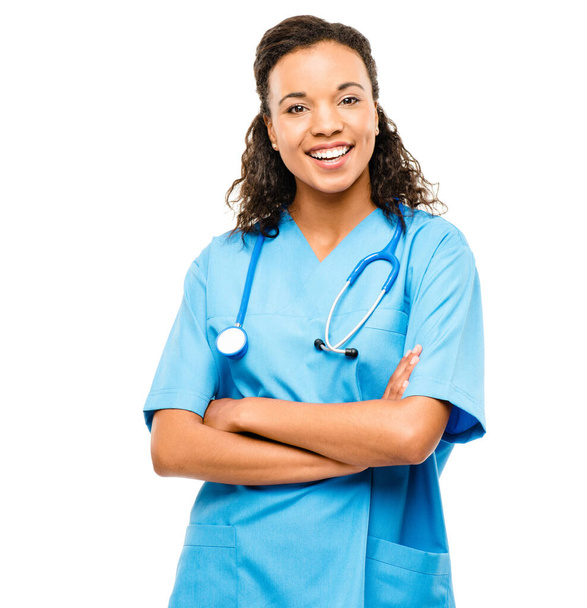 Gezondheidszorg, portret van verpleegster en glimlach tegen een witte achtergrond met stethoscoop. Gezondheid welzijn, medische en Afrikaanse vrouwelijke arts of chirurg glimlachen tegen studio achtergrond voor geluk. - Foto, afbeelding