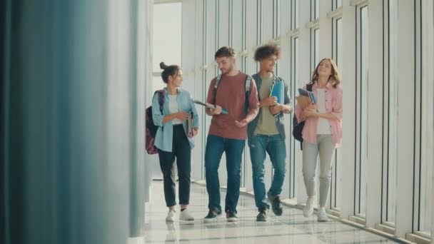 Bir grup öğrenci, Üniversite Salonunda Sınıfa Yürüyor ve Kitaplarla Yürüyor. Genç Liderler. Eğitim ve Toplumdaki Kültürel Çeşitlilik - Video, Çekim