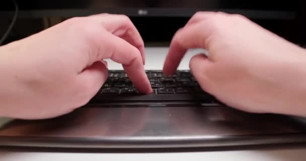Ofis çalışanı elini klavyeye koyup hızla yazıyor.. - Video, Çekim