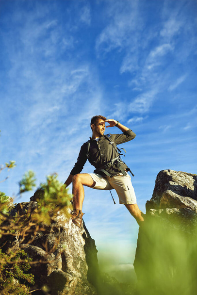 İşler sarpa sardığında soğukkanlılığını koru. Genç bir adam dağa tırmanıyor. - Fotoğraf, Görsel