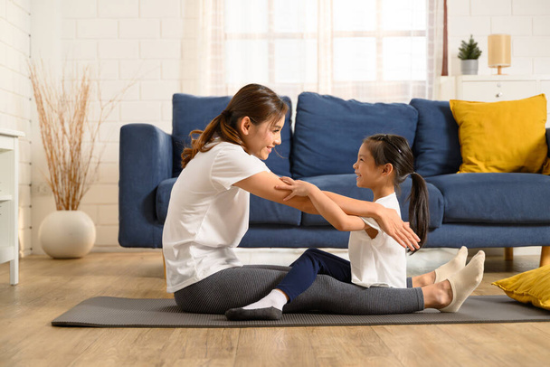 Aile evi egzersizi ve yoga. Yoga ve oturma odasında egzersiz. Yüksek kalite fotoğraf - Fotoğraf, Görsel