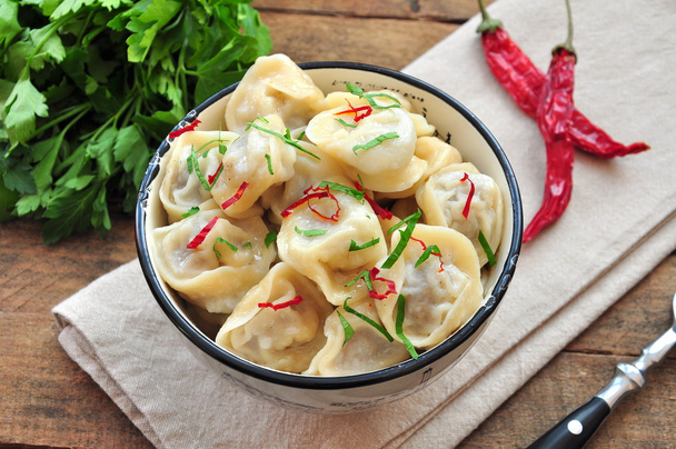 Dumplings y perejil - pelmeni ruso - ravioli italiano - en plato blanco
 - Foto, imagen