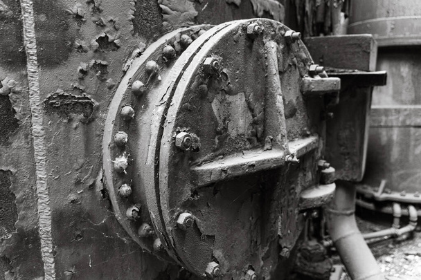 Vernice antiruggine e desquamante su un coperchio di una valvola di un forno in un impianto siderurgico di Pittsburgh PA - Foto, immagini