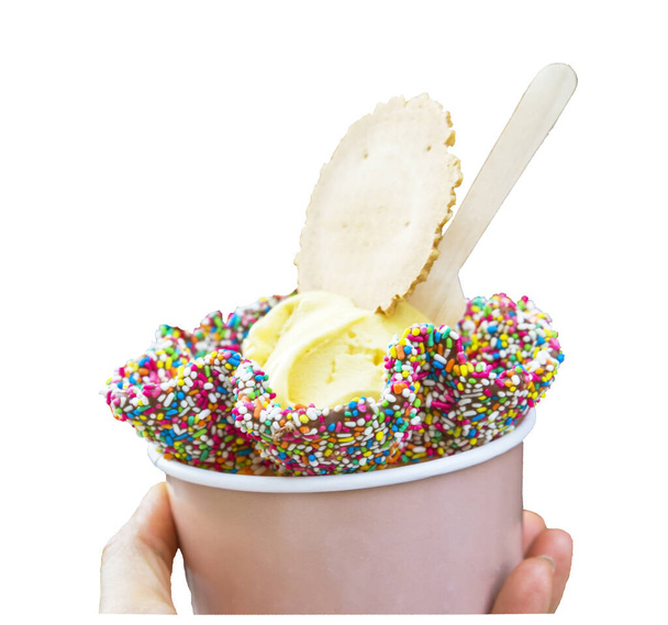παγωτό σε ένα χρωματιστό καλάθι βάφλα πραγματοποιήθηκε  - Φωτογραφία, εικόνα