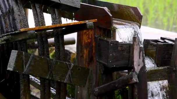 Feche-se na roda de água de madeira antiga girando lentamente. Imagens 4k de alta qualidade - Filmagem, Vídeo