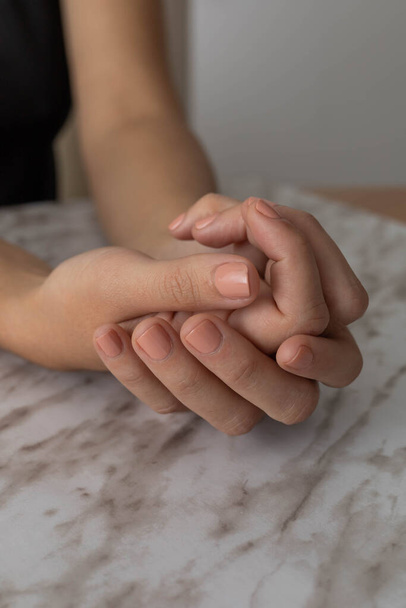 Kreuzhände, Detailfinger, Knöchel, Handgelenke und schöne Maniküre, Hintergrund für Wellness- und Körperpflege - Foto, Bild