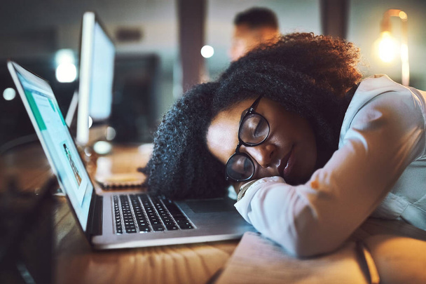 Забирає всю енергію. молода бізнес-леді спить на своєму столі в офісі вночі
 - Фото, зображення