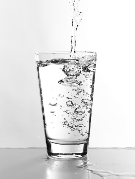 Water pouring in glass - Фото, зображення