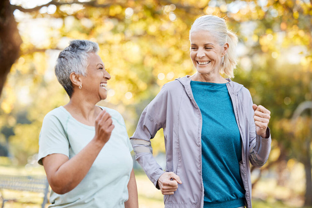 Spor, arkadaşlar ve sağlık, egzersiz ve egzersiz için parkta yaşlı kadınlarla koşmak. Sağlık, emeklilik ve yaşlıların motivasyon, spor ve sabah kardiyo eğitimi almasından mutluluk.. - Fotoğraf, Görsel