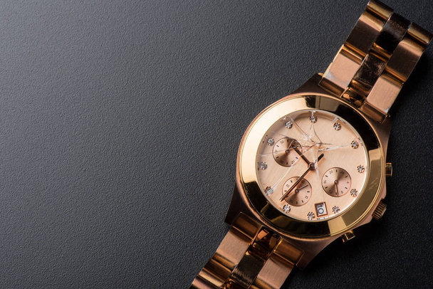 Nahaufnahme der Roségold Armbanduhr mit rissigem Glas. Die kaputte Armbanduhr. Konzept von Verbrechen und Unfall. - Foto, Bild