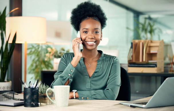 Fekete nő, telefonhívás és üzleti portré, mosoly és beszélgetés a kontaktussal. Okostelefon, arc és afrikai női professzionális beszélgetés, hallgatás vagy kommunikáció az irodai munkahelyen éjszaka - Fotó, kép