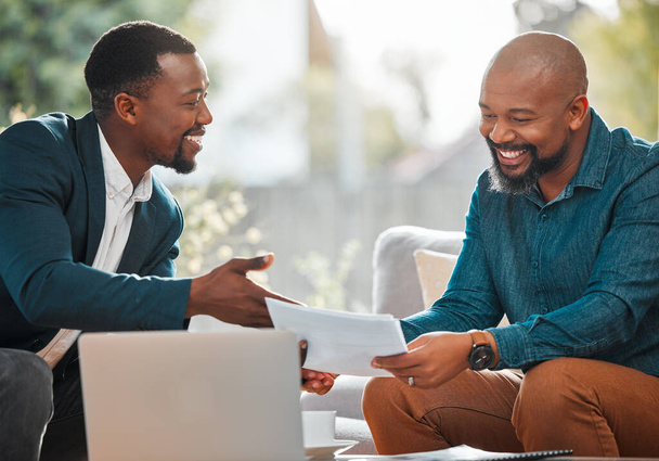 会議、相談やアドバイスのためのクライアントと家の中で金融アドバイザー、契約と黒人男性。紙に投資、貯蓄計画または保険を説明するためにアフリカの人との専門ブローカー. - 写真・画像
