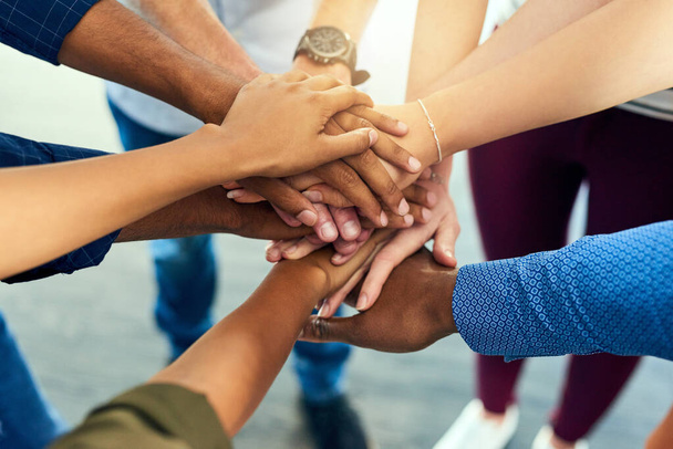 Zespół, ręce razem i zaufanie pracowników ze współpracy, wsparcia i społeczności. Różnorodność, znajomi pracowników i grupa z osiągnięciami, solidarność i porozumienie ręka znak dla sukcesu pracy zespołowej. - Zdjęcie, obraz