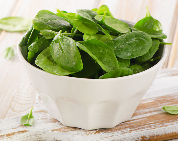 Spinach in white bowl - Foto, immagini