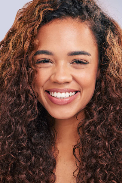 Frau, natürliches Haar und lockige Frisur im Studio mit Lächeln und Glühen. Gesichtsportrait afrikanischer Person mit Schönheit und gesunden Locken als Nutzen oder Ergebnis von Shampoo oder Kosmetik auf weißem Hintergrund. - Foto, Bild