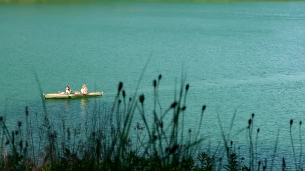 couple en kayak dans l'espace bleu de copie de l'eau du lac - Séquence, vidéo