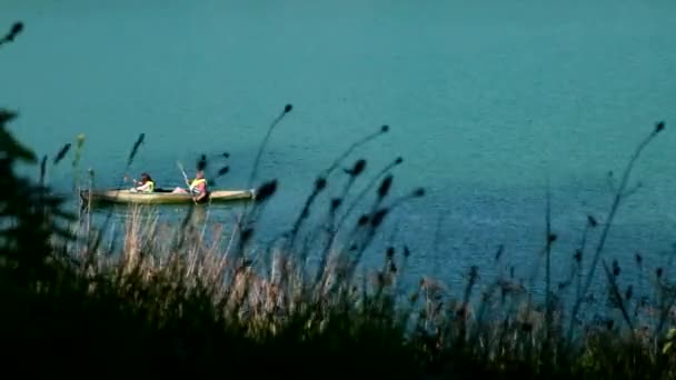 ζευγάρι στο καγιάκ σε μπλε λίμνη χώρο αντίγραφο νερό - Πλάνα, βίντεο