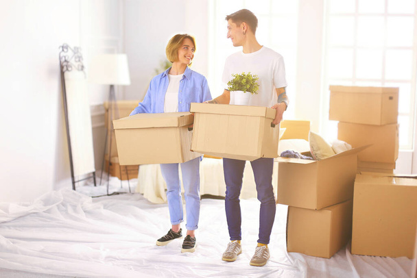 Couple holding boxes for moving the hands and looking inside box . - Foto, Bild