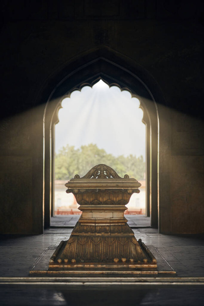 Tomba di Safdar Jang mausoleo a Nuova Delhi, India, antica tomba in marmo indiano di Nawab Safdarjung, mistica atmosfera misteriosa di architettura indiana tomba del primo ministro dell'Impero Moghul - Foto, immagini