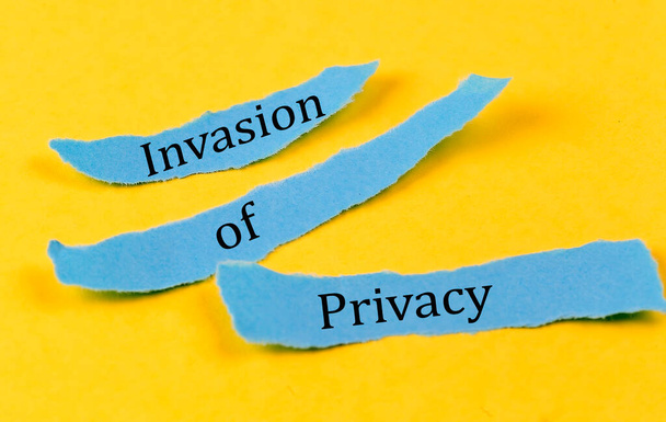 INVASIÓN DE LA PRIVACIDAD texto sobre papel azul sobre fondo amarillo, concepto empresarial - Foto, Imagen