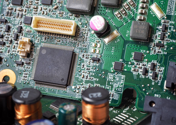 Fondo de alta tecnología con textura de placa de circuito de microchip. Componentes electrónicos digitales en la placa principal. - Foto, imagen