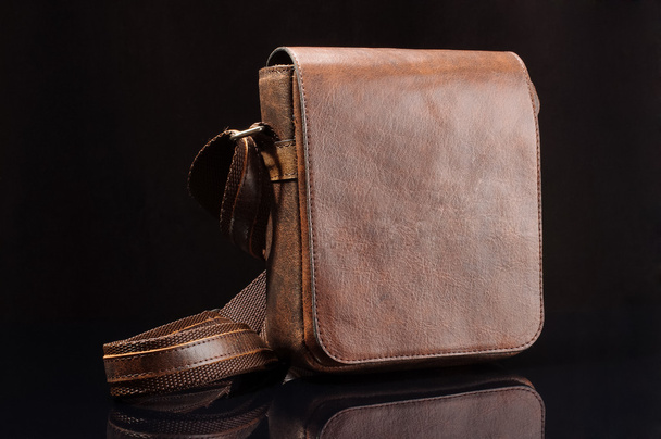 Bolsa de ombro com alça ajustável isolada no fundo preto
 - Foto, Imagem