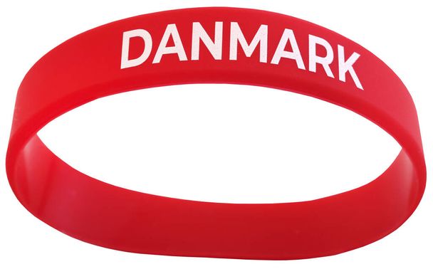 Pulsera roja escrita Denamark en letras blancas - Foto, Imagen
