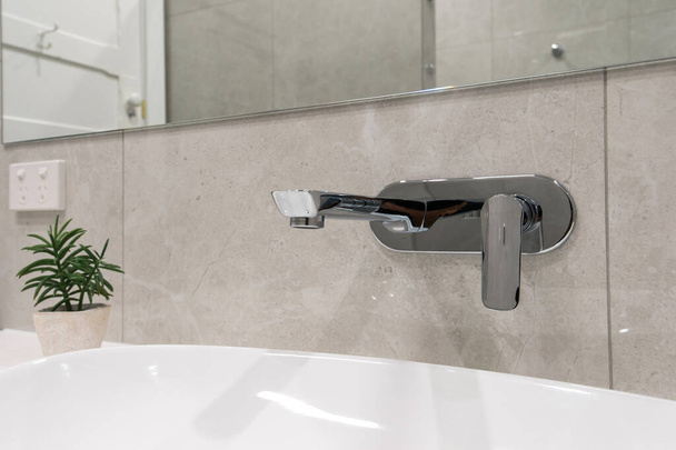 Modern tágas luxus fürdőszoba felújítás - Fotó, kép