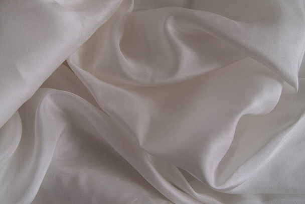 衣類用のシルク生地。絹産業。ゆっくりと持続可能なファッションのためのシルク製造。高級繊維産業のための有機絹織物   - 写真・画像
