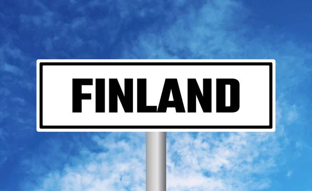 Finlandiya yol işareti gökyüzü arka planında - Fotoğraf, Görsel