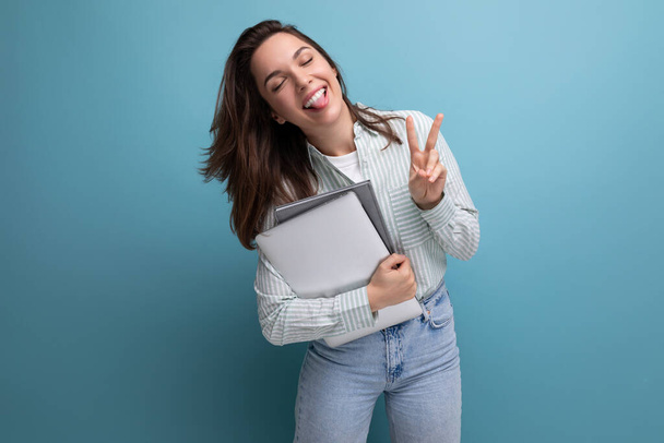 brunetta giovane donna d'affari in camicia con documenti e laptop sullo sfondo con ritmo di copia. - Foto, immagini