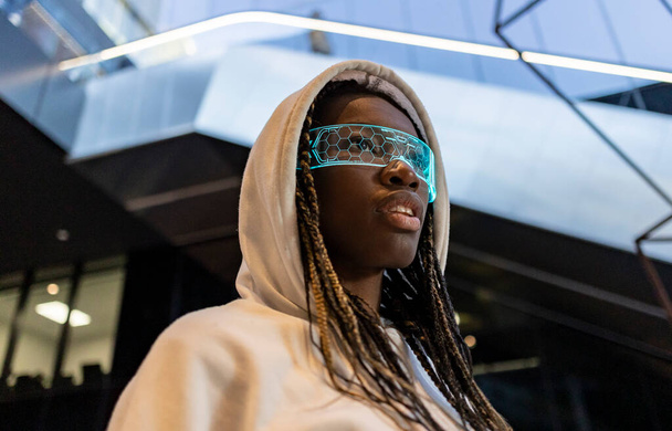 pěkný africký žena ležérní nosit brýle virtuální realita na ulici - Fotografie, Obrázek