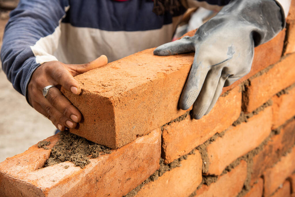 Heureux travailleur indien de la construction de murs de briques - concept de travail acharné, travail manuel - Photo, image