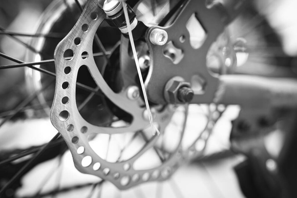 Велосипедний задні колеса гальмівного диска крупним планом, вибірковий м'який фокус
. - Фото, зображення
