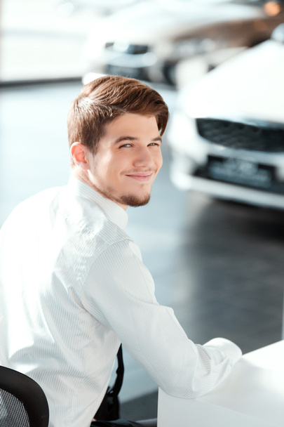 schöner junger Mann im Autohaus - Foto, Bild