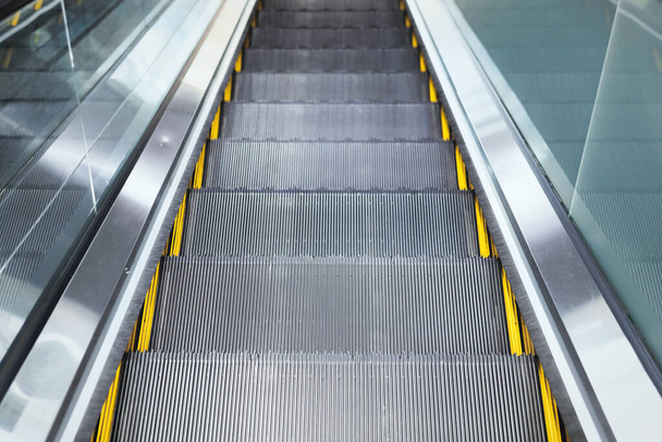 Vue de dessus sur les marches des bâtiments modernes escalator ou station de métro. - Photo, image