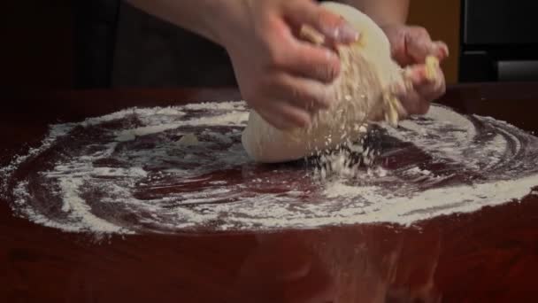 テーブルの近くに女性の手で生地を混練.自家製の小麦粉ケーキ。スローモーオーガニックフレッシュパンで手で粘りのある生地を練ります。ベイカーはパン屋で食べ物を焼く. - 映像、動画