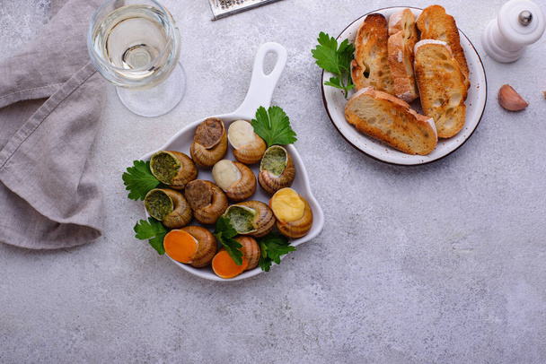 Caracoles al horno Escargot con pan. Plato francés tradicional. - Foto, imagen