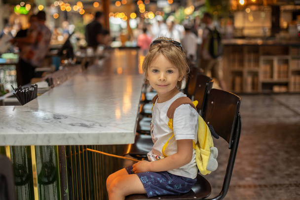Family with kids, enjoying the Sarona Market in Tel Aviv, Israel, trying the food - Foto, afbeelding
