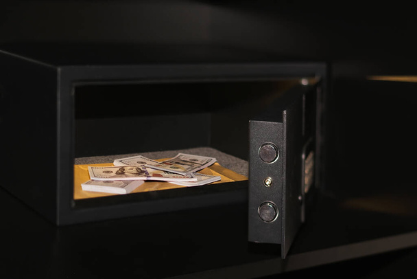 cassetta di sicurezza in metallo aperto con denaro e titoli primo piano - Foto, immagini