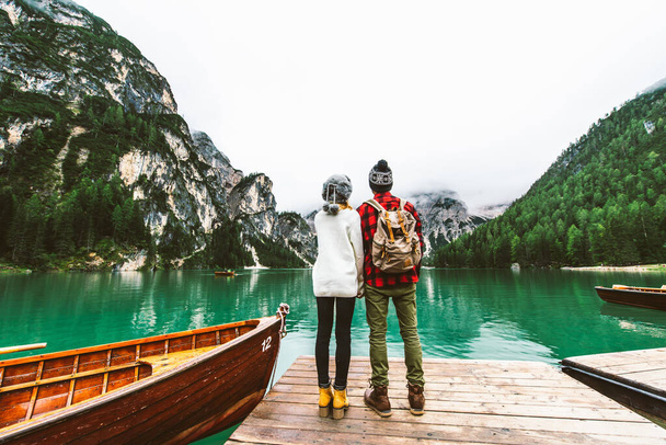 Casal visitando italiano Alpine Braies Lake - Pessoas desfrutando de uma vista deslumbrante do Lago di Braies em Dolomites, Tirol do Sul, Itália, Europa. - Foto, Imagem
