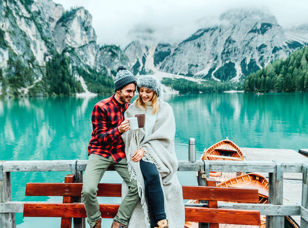 Ορεινές ιστορίες. Ευτυχισμένο ζευγάρι σε διακοπές περιπλάνησης. Το αγόρι και η φιλενάδα περνάνε χρόνο μαζί στη λίμνη. Έννοια αφήγησης για τον τρόπο ζωής και τα χειμερινά ταξίδια - Φωτογραφία, εικόνα