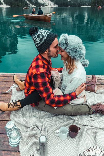 Романтичний поцілунок пари дорослих, які відвідують альпійське озеро в Брейз Італія. Турист любить проводити разом миті восени. Пара, пристрасть і подорожні концепції. - Фото, зображення