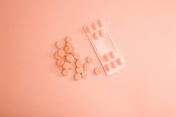 Ροδακινί χρωματιστά χάπια στη φωτογραφία άνθος ροδάκινο - Φωτογραφία, εικόνα