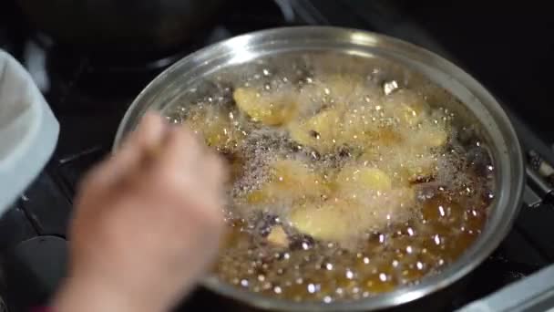 Tatlı patates kızartan bir kadın - Video, Çekim