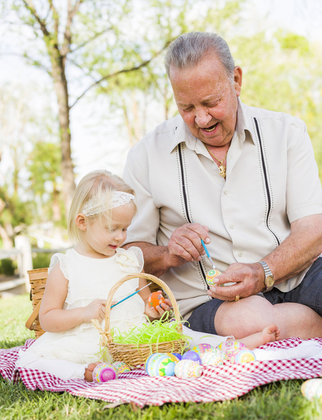 Nagyapa és unokája, takaró, a húsvéti tojás színező - Fotó, kép
