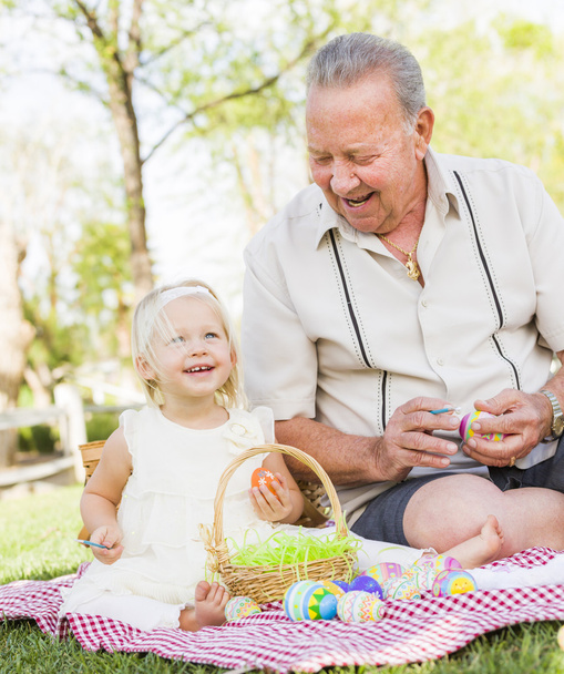 Grand-père et petite-fille Coloriage oeufs de Pâques sur couverture à
 - Photo, image