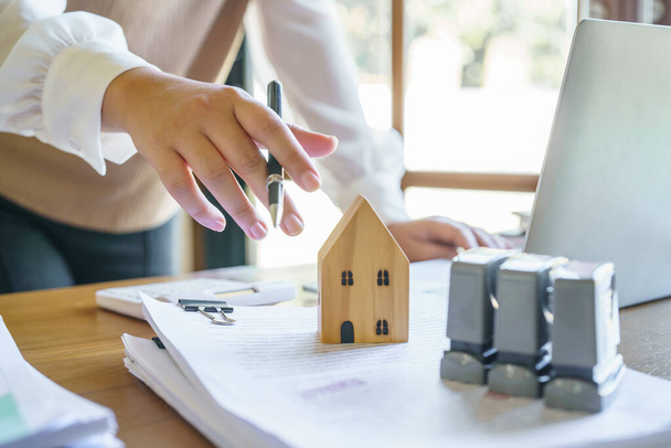 Geschäftsleute unterzeichnen Vertrag mit Immobilienmakler Konzept für Berater Hausversicherungen - Foto, Bild